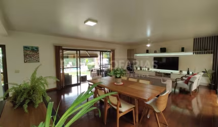 Vende se casa com 5 Dormitórios(3 suítes) no Bolsão de Interlagos