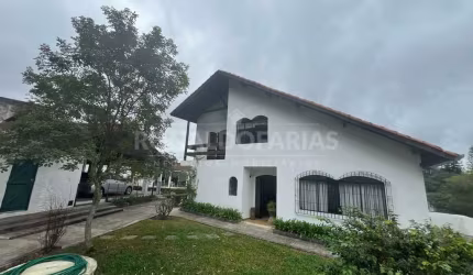 Casa á venda de esquina com 774m² de terreno na região do Guarapiranga.