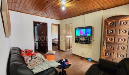 Casa a Venda no Bairro de Interlagos Jardim Ipanema com 2 Dormitórios e 2 Vagas de Garagem