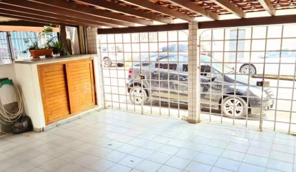 Casa térrea à venda com 2 dormitórios e 1 suíte na região de Veleiros.