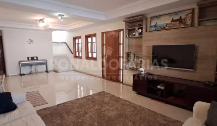 Casa à Venda com 4 dormitórios, sendo 2 suítes, 4 vagas e 192m² no Jd. Marajoara.