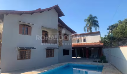 Sobrado à venda com 4 dormitórios e 2 suítes na região de Interlagos.
