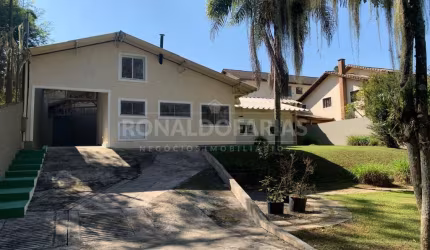 Casa térrea à venda com 3 dormitórios e 1 suíte na Região de Interlagos.