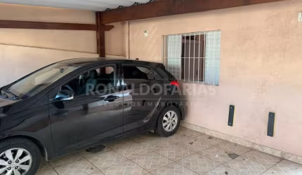 Casa térrea à venda com 3 dormitórios e 2 vagas na região de Interlagos.
