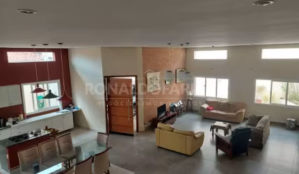 Casa a Venda no Bolsão de Interlagos com 4 Dormitórios 2 Suítes e 4 Vagas de Garagem