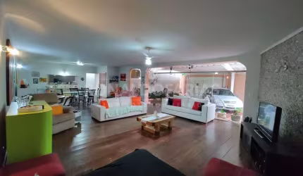 Casa à Venda em Interlagos com 4 Dormitórios Suítes e 6 Vagas de Garagem