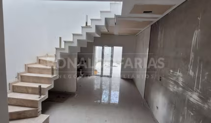 Sobrado a venda com 03 suítes na região do Campo Grande.