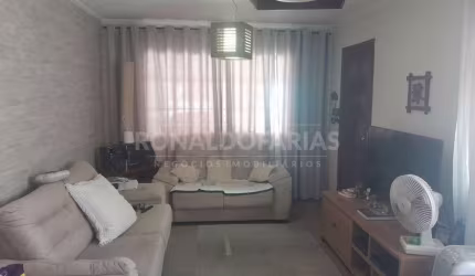 Casa à Venda na Cidade Dutra com 2 Dormitórios e 2 Vagas de Garagem