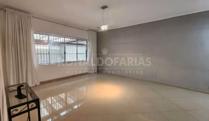 Casa à Venda com 3 Dormitórios Suítes e 3 Vagas de Garagem em Jardim dos Lagos