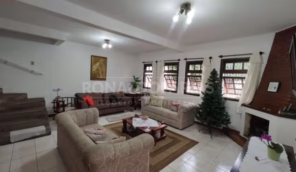 CASA À VENDA NA REGIÃO DE INTERLAGOS COM 3 DORMITÓRIOS
