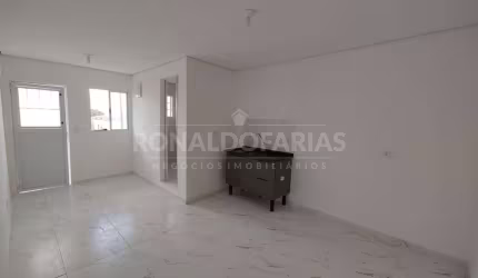 ALUGA-SE SOBRADO COM 2 QUARTOS NA REGIÃO DE INTERLAGOS
