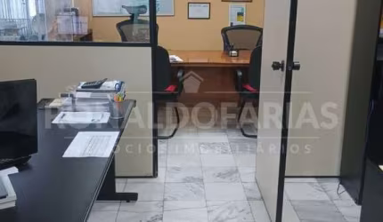 ALUGA SALA COMERCIAL DE 40 M2 ÓTIMA LOCALIZAÇÃO DE FÁCIL ACESSO DE FRENTE PARA PRAÇA
