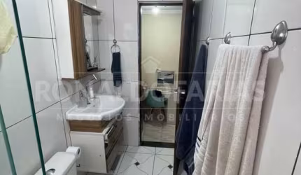 Vende-se Casa na em Interlagos, 3 dormitórios e 2 vagas na garagem 5 minutos a pé do trem
