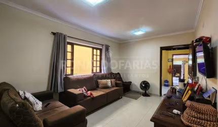 Casa à Venda com 3 Dormitórios Suítes e 3 Vagas de Garagem em Jardim dos Lagos