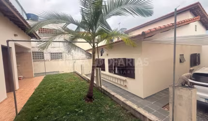 Casa Térrea a Venda em Interlagos com 3 Dormitórios 1 Suíte 4 Vagas de Garagem