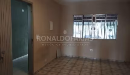 Sobrado a venda sendo 3 quartos , 1 sala  , 2 vagas de garagem.