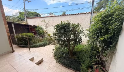 Casa à Venda em Interlagos com 3 Dormitórios e 4 Vagas de garagem