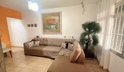 Sobrado à Venda com 3 Dormitórios e 2 Vagas em Jardim Regis