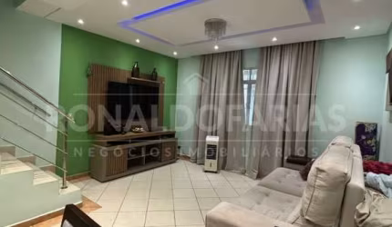 Casa à Venda em Jardim Régis com 3 Dormitórios 2 Suítes e 2 Vagas