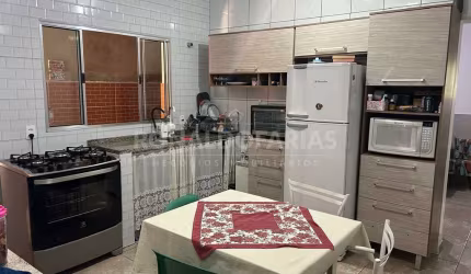 Casa terrea a venda sendo 2 quartos , 2 banheiro , 2 vagas de garagem.