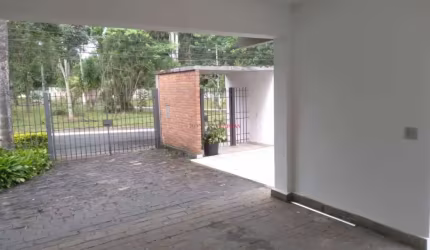 Sobrado à venda com 4 dormitórios na região de Interlagos.