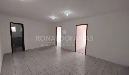 Sala comercial com 80m² para locação na região de Interlagos.