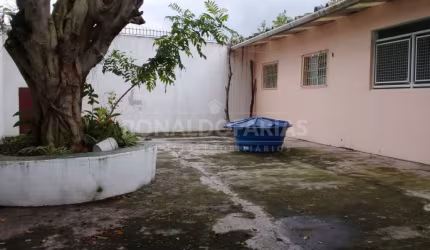 Sobrado à venda com 4 dormitórios na região de Interlagos.