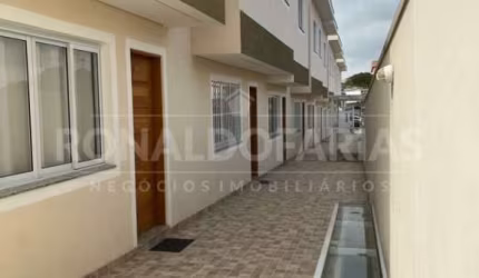 Sobrado a venda em condomínio fechado com 02 dormitórios na região do Campo Grande