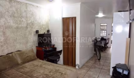 Casa à venda com 1 dormitório e 2 vagas na região de Interlagos.