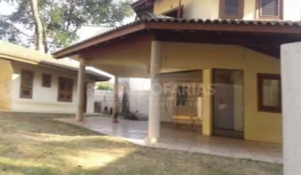Casa térrea no bolsão de Interlagos com 4 suítes  e 05 vagas de garagem