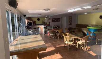Casa à venda com 4 suítes em condomínio fechado na região do Embu Guaçu.