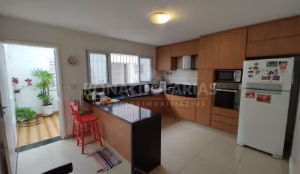 Sobrado a venda com 03 dormitórios na região da Chácara Sto. Antônio