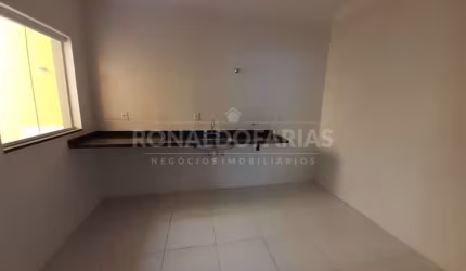 Sobrado a venda em condomínio fechado com 03 dormitórios na região do Campo Grande