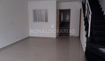 Sobrado a venda com 03 dormitórios na região da Pedreira