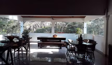 Casa térrea à venda com 3 dormitórios e 1 suíte na região de interlagos.