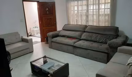 Sobrado à venda com 3 dormitórios na região do Campo Grande.