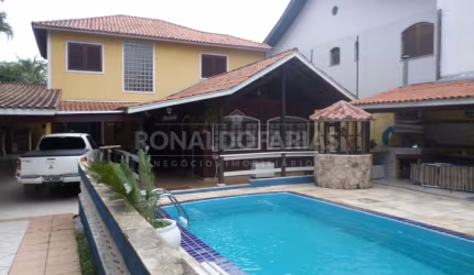 Casa à Venda no Bairro de Interlagos Bolsão com 3 Dormitórios Suítes e 6 Vagas de Garagem