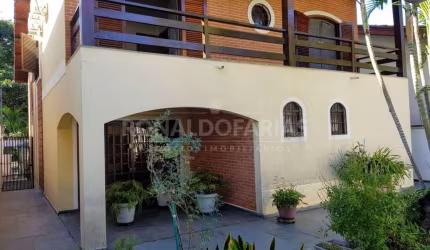 Casa à Venda em Interlagos com 3 Dormitórios, 1 Suíte e 4 Vagas de Garagem
