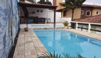 Casa à Venda em Interlagos com 4 Dormitórios, 1 Suíte e 3 Vagas de Garagem