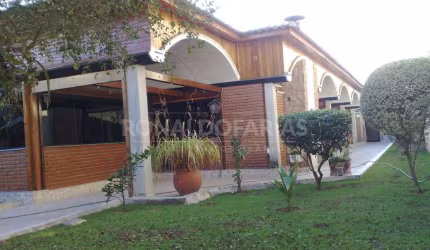 Casa à Venda em Interlagos com 4 Dormitórios 2 Suítes e 4 Vagas de Garagem
