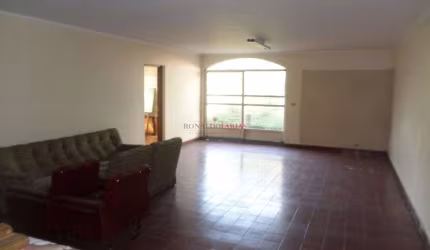 Casa à Venda em Interlagos com 4 Dormitórios e 4 Vagas de Garagem