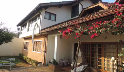 Casa a Venda no Bairro de Interlagos Bolsão 4 Dormitórios Suítes, 4 Vagas de Garagem