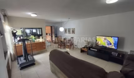 Casa a Venda em Interlagos com 4 Dormitórios 2 Suítes e 2 Vagas de Garagem