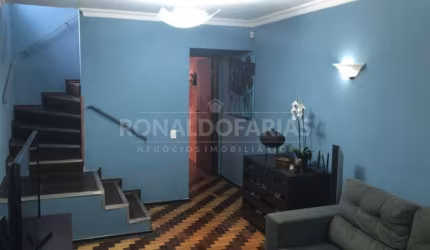 Sobrado à venda com 3 dormitórios na região de Interlagos.
