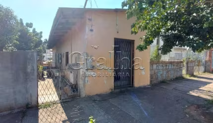 Casa com 6 quartos à venda na Rua Teixeira de Freitas, 219, Santo Antônio, Porto Alegre por R$ 330.000