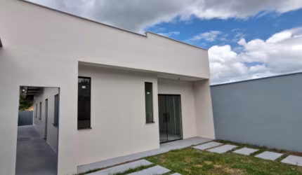 Alugo casa climatizada com 3 dormitorios.
