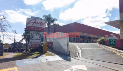 Excelente oportunidade de locação de loja comercial em Curitiba - Bairro São Lourenço, 2 salas, 1 banheiro, 60,90 m² de área.