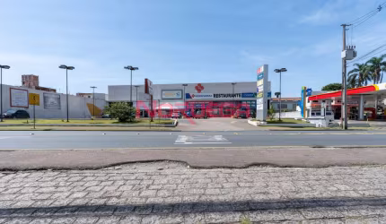 Excelente oportunidade de locação de loja comercial no bairro Portão em Curitiba-PR: 6 salas, 2 banheiros e 216,20 m² de área.