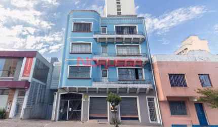 Excelente oportunidade de sala comercial para locação em Curitiba-PR, no bairro Rebouças: 3 salas, 2 banheiros, 3 vagas de garagem, 131m².