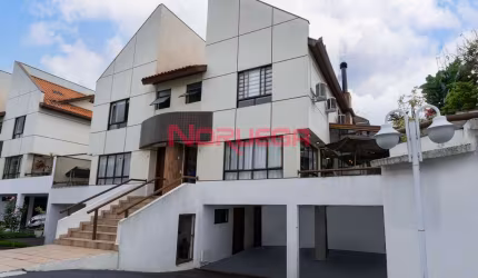 Imperdível: Casa à venda em Curitiba-PR, Boa Vista! 4 quartos, 2 suítes, 175m², 2 vagas. Agende sua visita!